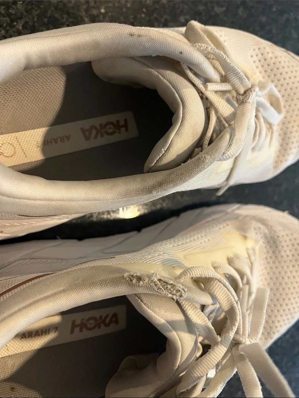 Hoka Arahi Women’s Size 9 Sneakers with Gold Logo